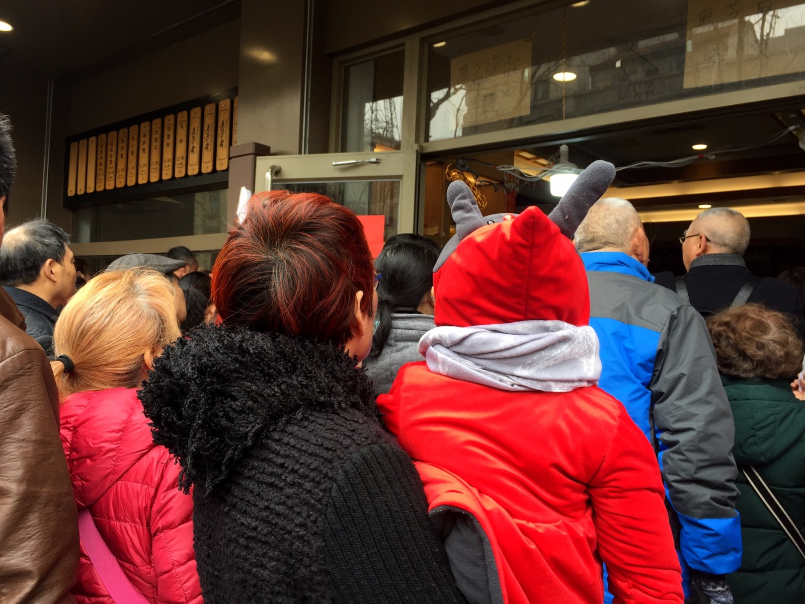 场面火爆!赔率变化观众席沸腾不已 场面火爆!赔率变化观众席沸腾不已