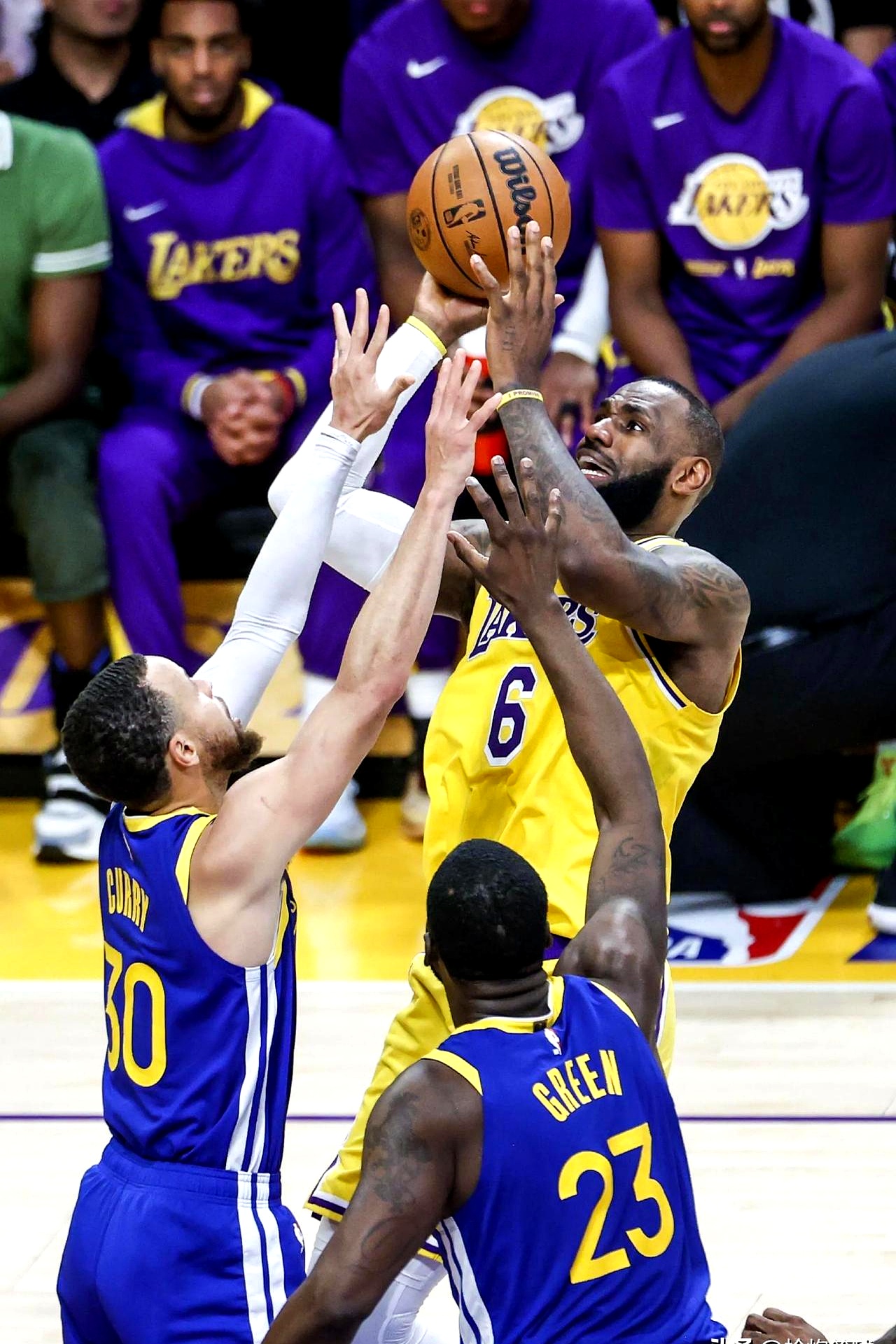 掘金翻盘雄鹿,詹姆斯刷新纪录 掘金翻盘雄鹿,詹姆斯刷新纪录