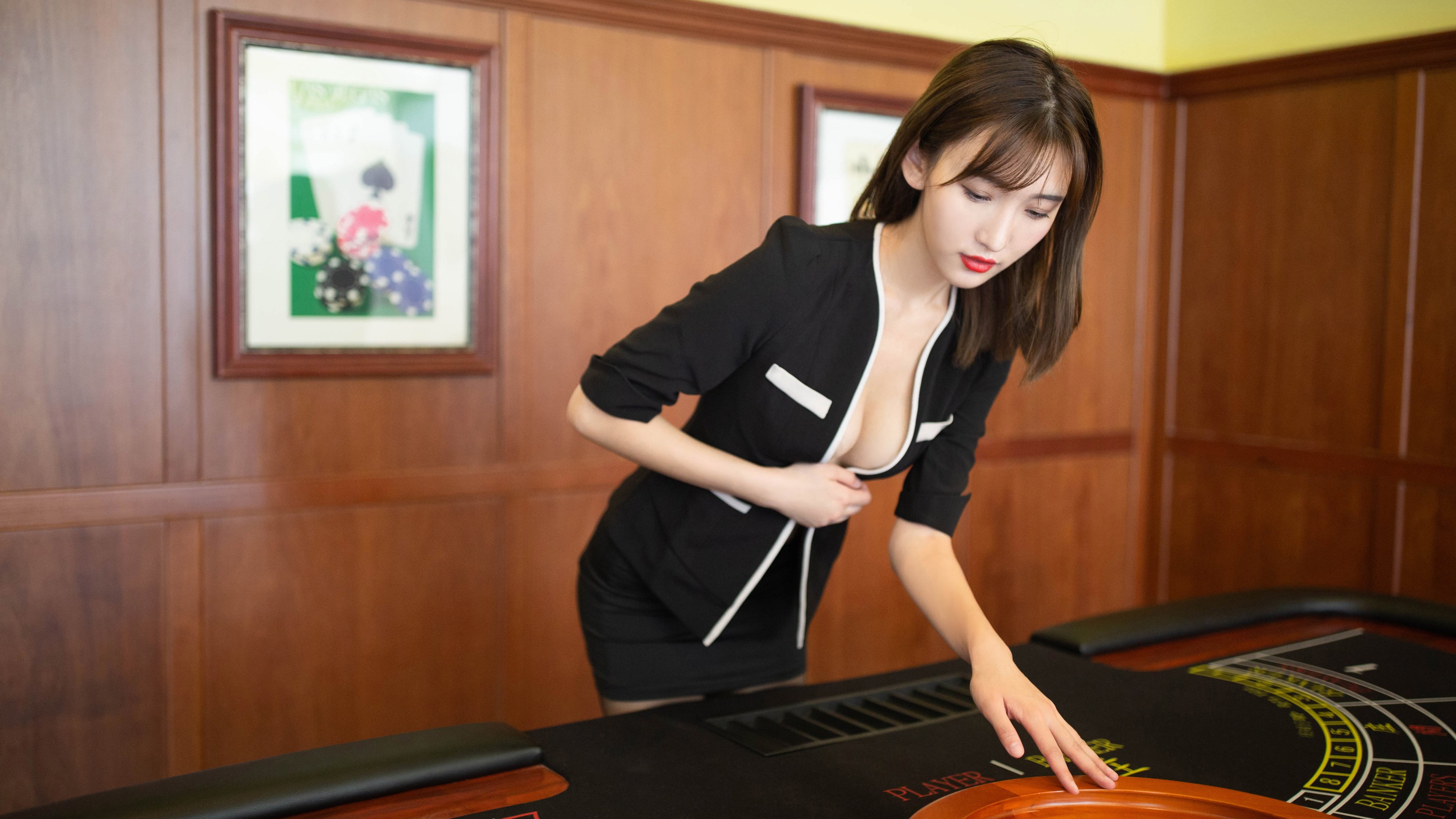 跨越洲际的体育交响，英格兰绿茵风暴与梁靖崑的乒乓独奏