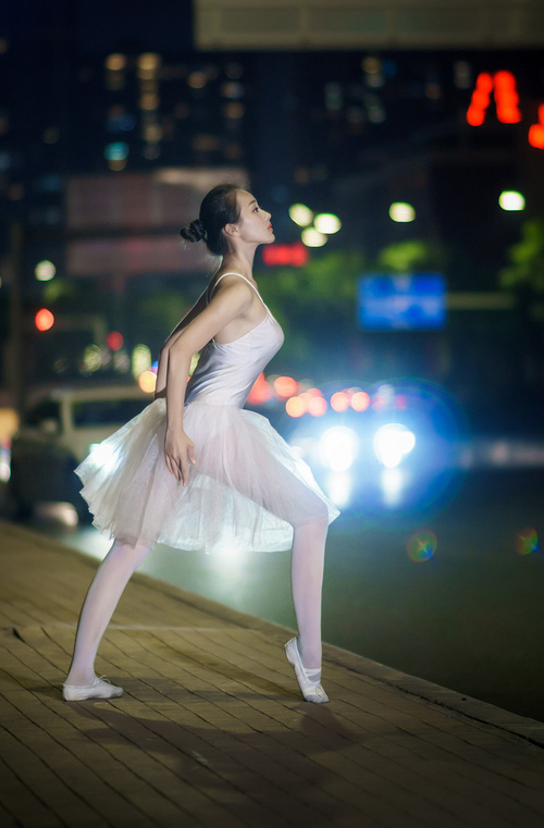 完美中场教科书，罗德里一役征服全场，美国力克突尼斯