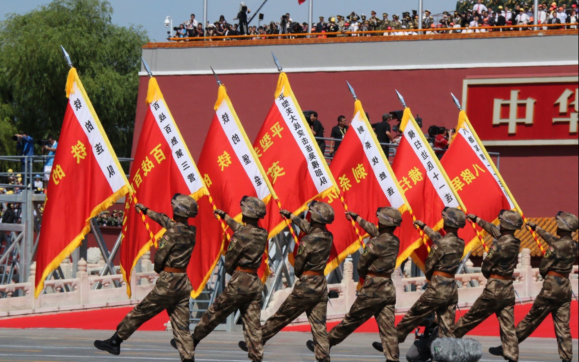 足球的双城记,C罗的英雄叙事与哥伦比亚的团队美学